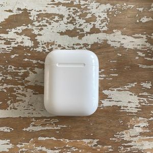 AirPods, generation 2, CASE AND RIGHT AIRPOD. (Left airpod does not work)
